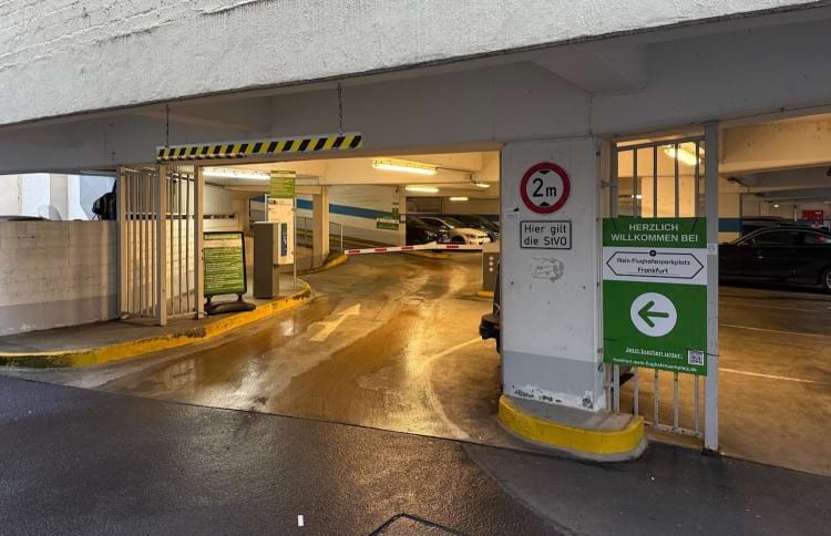 Parkplatz im Parkhaus ohne Transfer zum Airport Frankfurt