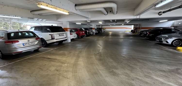 Parken im Parkhaus ohne Transfer zum Flughafen Frankfurt