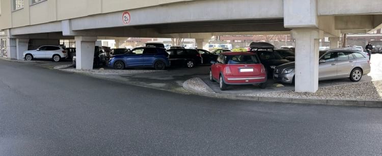 Überdachter Parkplatz mit Shuttle Service zum Airport Frankfurt (FRA)