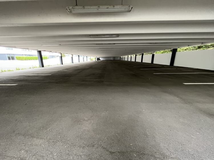 Überdachter Parkplatz mit Shuttle Service zum Flughafen Frankfurt am Main