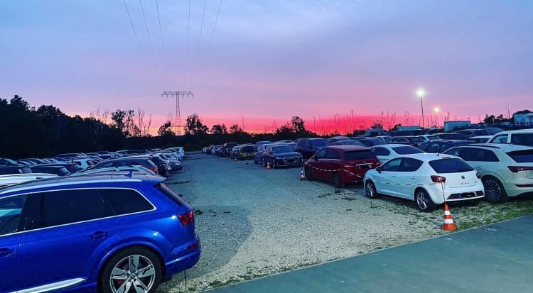 Parkplatz mit Shuttle Service am Flughafen BER Berlin Brandenburg