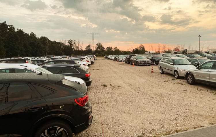 Parken mit Shuttle Service am Flughafen BER Berlin Brandenburg