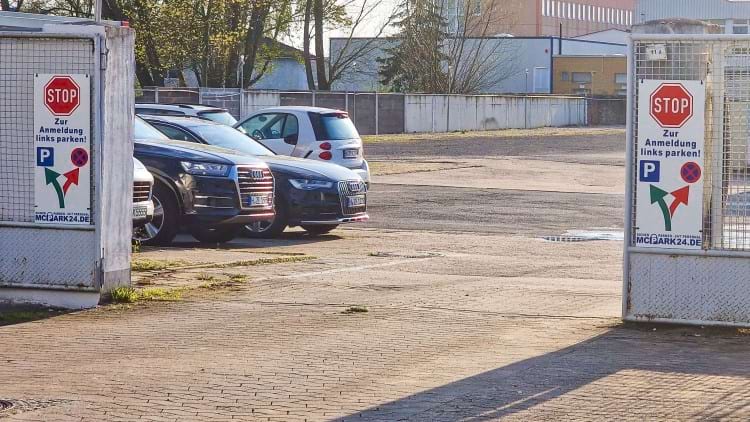 Einfahrt Parkplatz mit Shuttle Service zum Flughafen Hannover