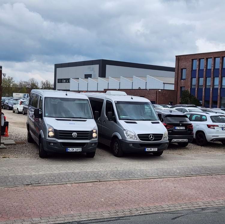 Shuttle Bus am Parkplatz nahe Flughafen Hannover