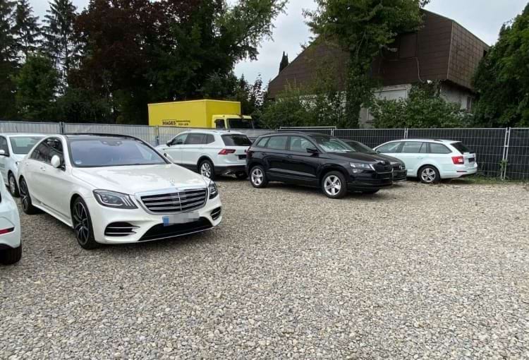 Außenparkplatz mit Valet Service am Flughafen Stuttgart