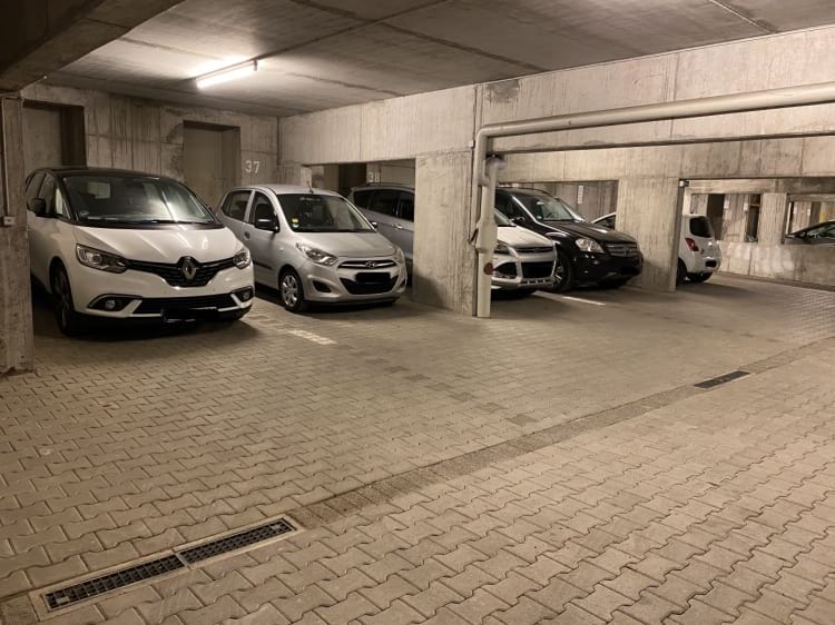 Parkplatz im Parkhaus mit Valet Service am Airport Stuttgart