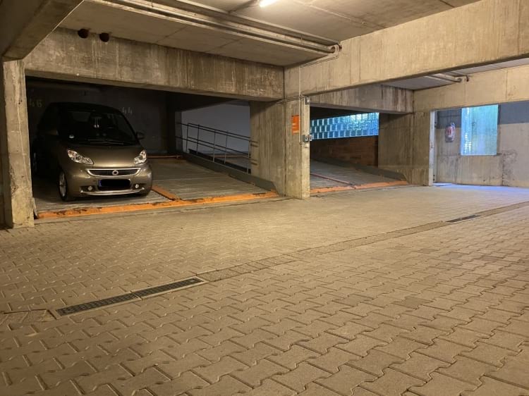 Parkplatz im Parkhaus mit Valet Service am Flughafen Stuttgart (STR)