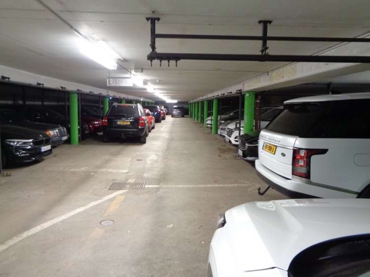 Parkplatz im Parkhaus mit Valet Service am Airport Düsseldorf