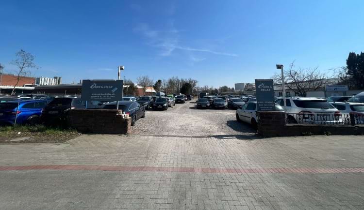 Parkplatz mit Shuttle Service zum Flughafen Hannover