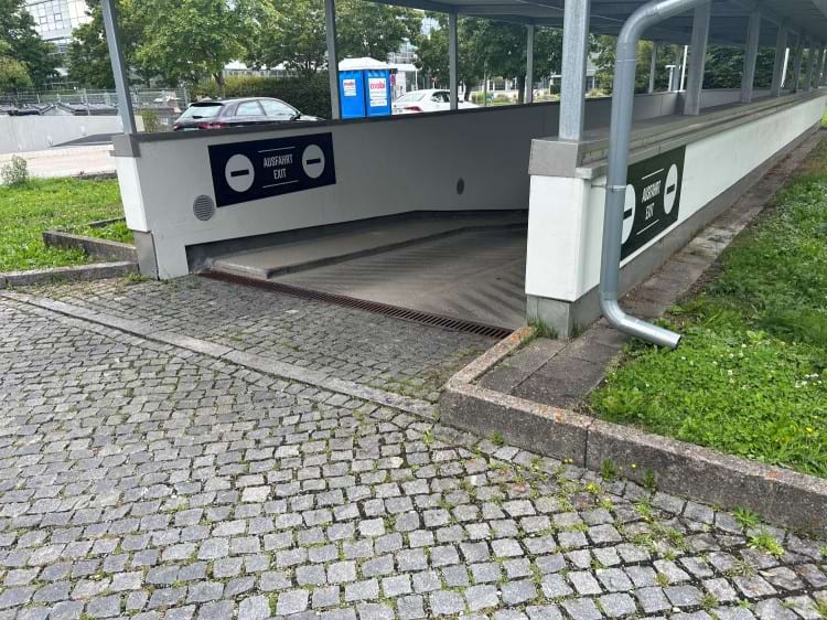 Parkplatz in Tiefgarage mit Valet Service am Airport München