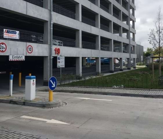 Einfahrt Parkplatz im Parkhaus mit Shuttle Service zum Flughafen Frankfurt