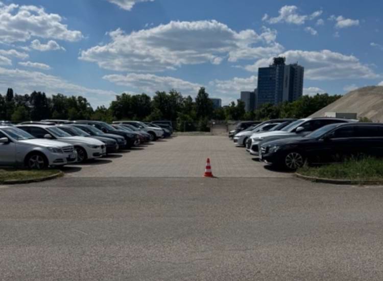 Parkplatz mit Shuttle Service zum Flughafen Stuttgart