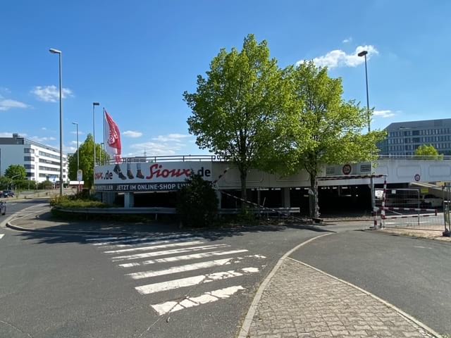 Parkplatz auf Parkhausdeck mit Shuttle Service zum Flughafen Frankfurt am Main