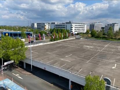 Parkplatz auf Parkhausdeck mit Shuttle Service zum Airport Frankfurt am Main
