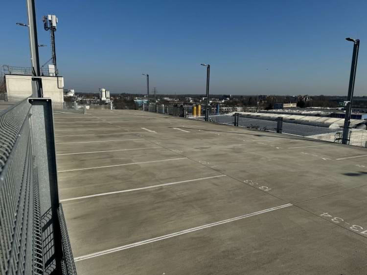 Parken auf Parkdeck im Parkhaus mit Shuttle zum Flughafen Hamburg
