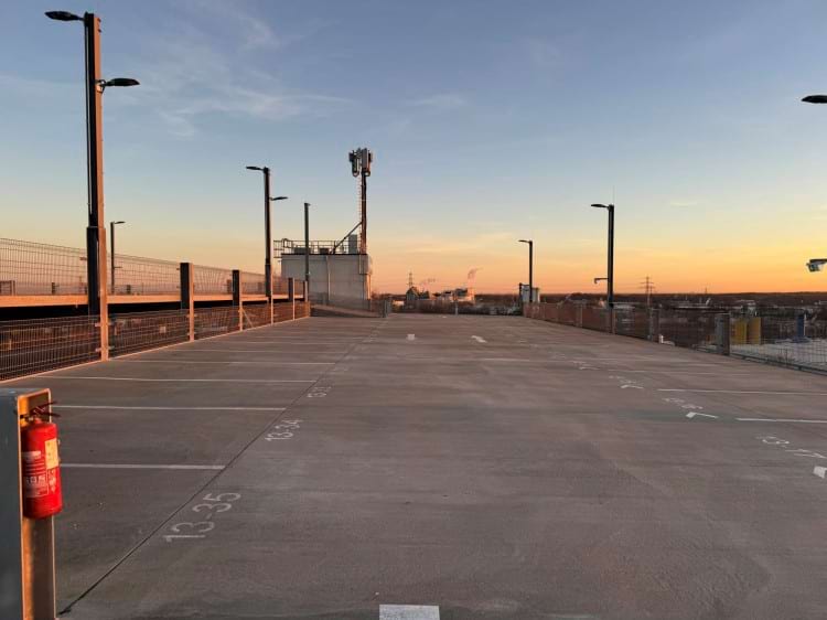 Parken auf Parkdeck im Parkhaus mit Shuttle zum Airport Hamburg
