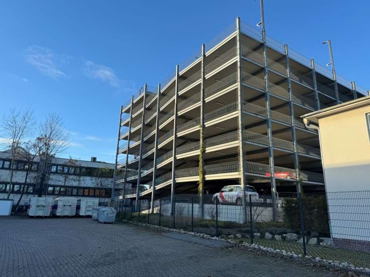 Parkplatz im Parkhaus mit Shuttle Service zum Flughafen Hamburg