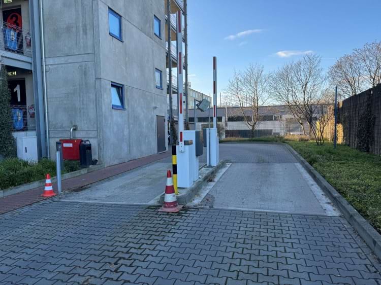 Parkplatz auf Parkdeck im Parkhaus mit Shuttle zum Airport Hamburg