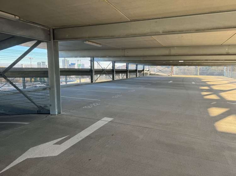 Parken im Parkhaus mit Shuttle Service zum Flughafen Hamburg