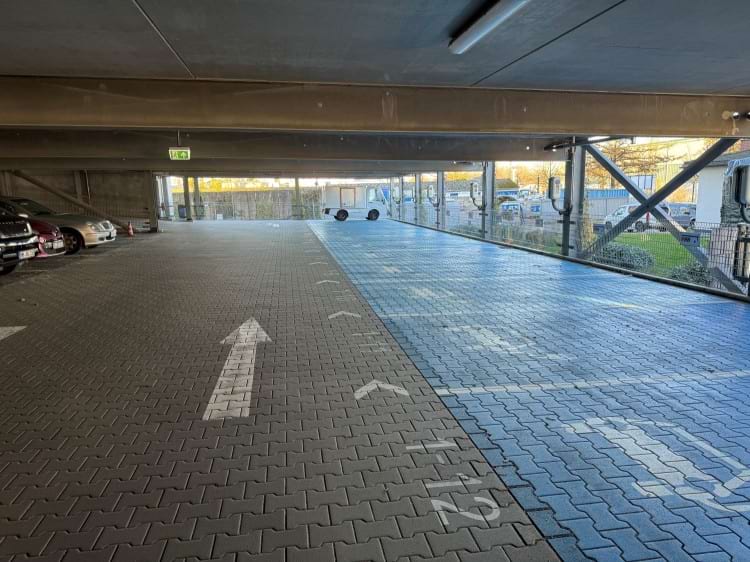 E Auto laden im Parkhaus und Shuttle zum Flughafen Hamburg