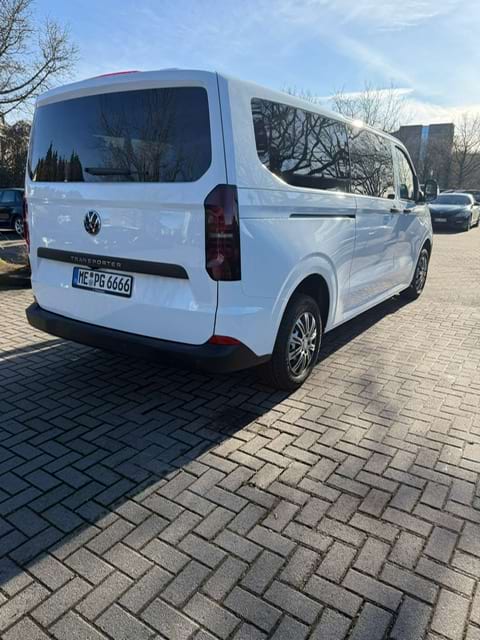 Parken im Parkhaus und Shuttle Bus zum Flughafen Düsseldorf