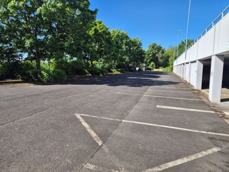 Parkplatz im Parkhaus mit Shuttle Service zum Flughafen Frankfurt