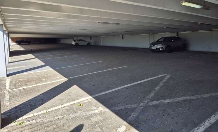 Parkplatz im Parkhaus mit Shuttle Service zum Airport Frankfurt