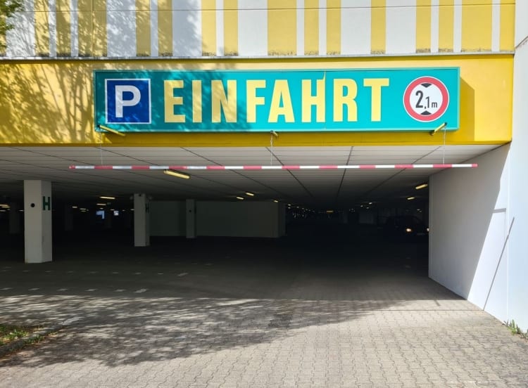 Einfahrt Parkhaus - Parkplatz mit Valet Service am Flughafen Stuttgart