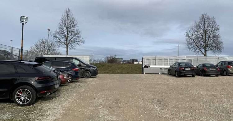 Parkplatz mit Shuttle Service zum Flughafen Stuttgart
