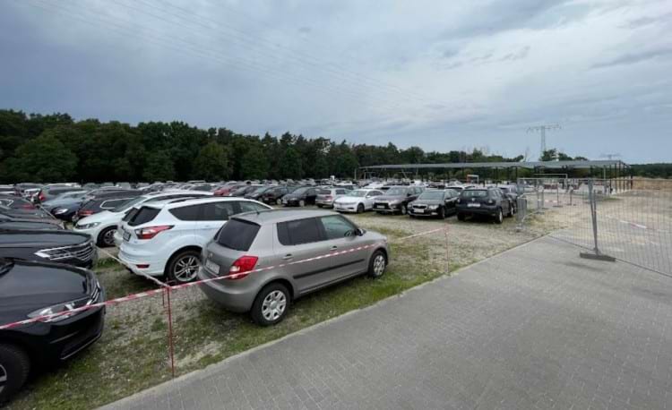 Parkplatz mit Shuttle Service zum Flughafen BER
