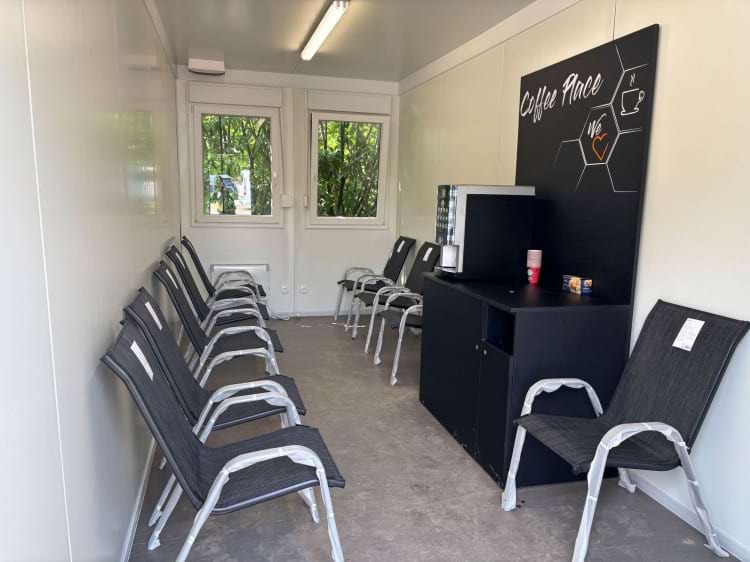 Wartebereich am Parkplatz mit Shuttle Service zum Flughafen Hamburg