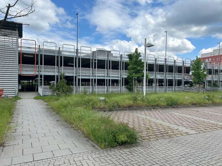 Parkplatz im Parkhaus mit Shuttle Service zum Flughafen Frankfurt