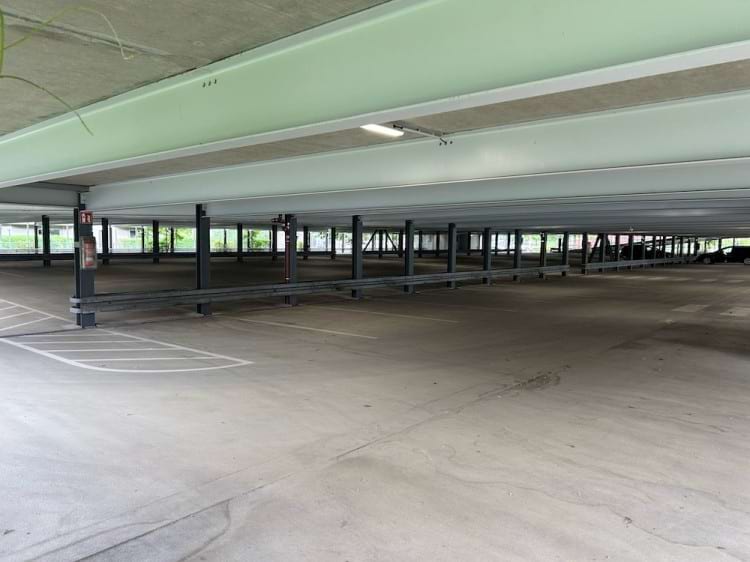 Parkplatz im Parkhaus mit Shuttle Service zum Airport Frankfurt