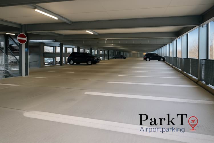 Parken im Parkhaus mit Shuttle Service zum Flughafen Frankfurt