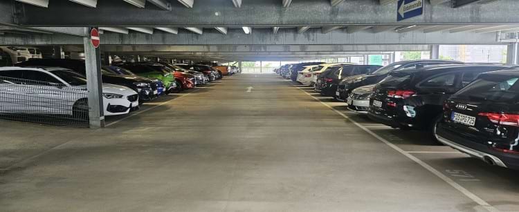 Parken im Parkhaus mit Shuttle Service zum Airport Frankfurt