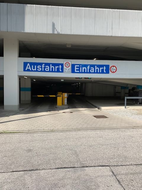 Einfahrt Parkhaus nahe Airport Hamburg