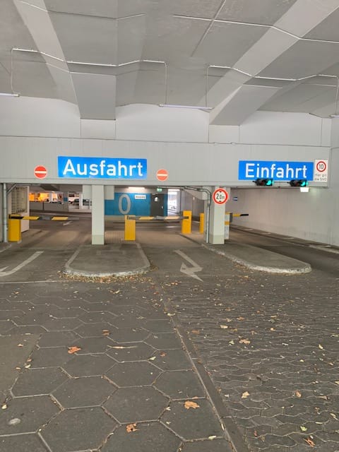 Einfahrt Parkhaus nahe Flughafen Hamburg