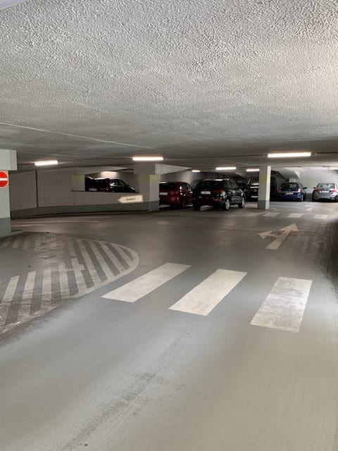 Parkplatz im Parkhaus mit Shuttle Service zum Airport Hamburg