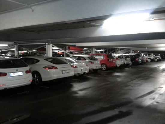 Parkplatz im Parkhaus mit Shuttle Service zum Flughafen Düsseldorf
