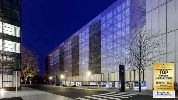 Einfahrt Parkplatz im Parkhaus mit Shuttle Service zum Flughafen Frankfurt