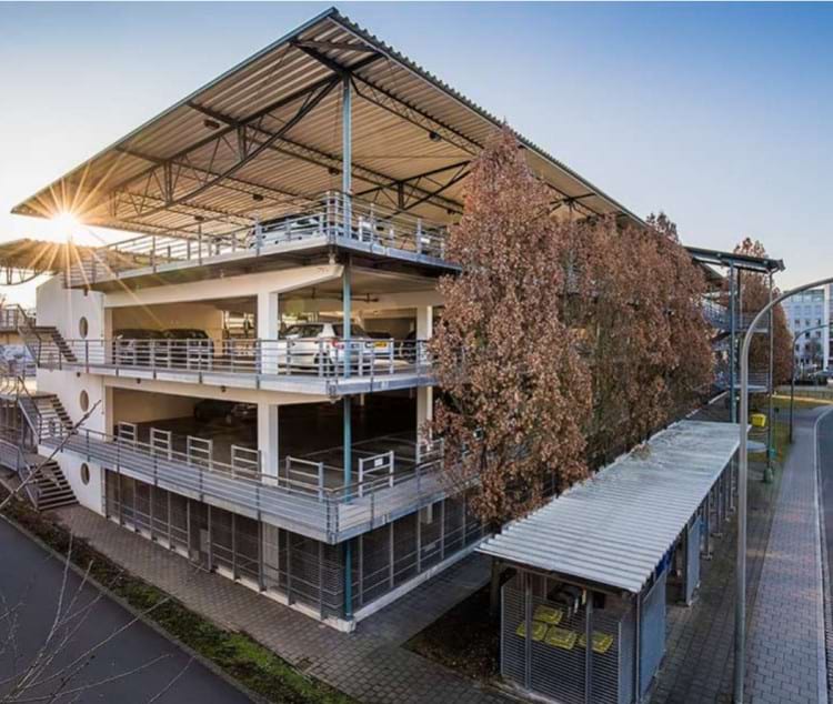 Parkplatz im Parkhaus mit Shuttle Service zum Airport Nürnberg