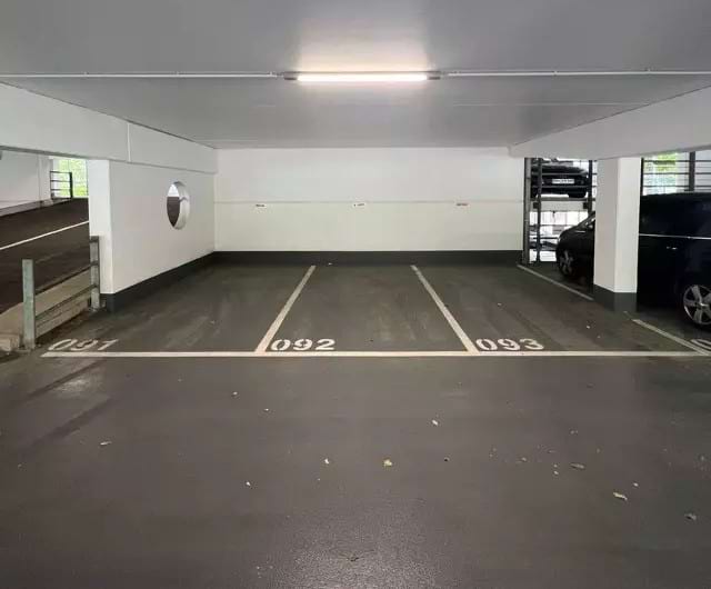 Parkplatz im Parkhaus mit Shuttle Service zum Flughafen Nürnberg