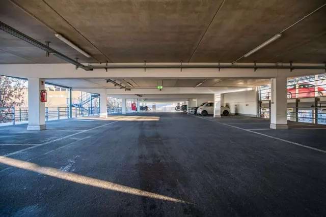 Parken im parkhaus mit Shuttle Service zum Flughafen Nürnberg