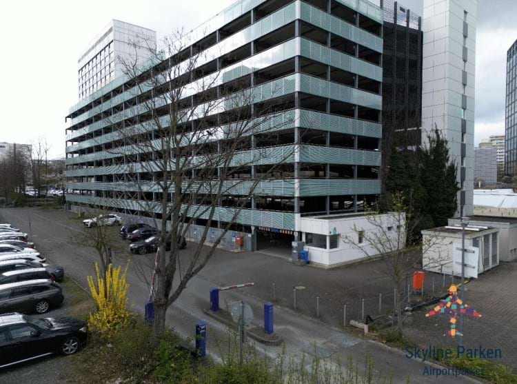 Parkplatz im Parkhaus mit Shuttle Service zum Flughafen Frankfurt