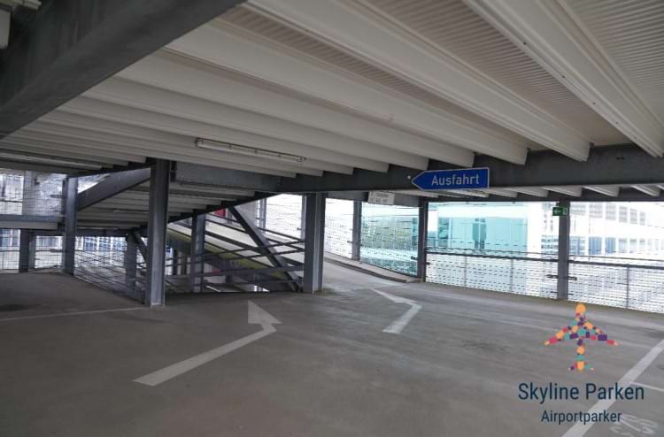 Parkplatz im Parkhaus mit Shuttle Service zum Airport Frankfurt