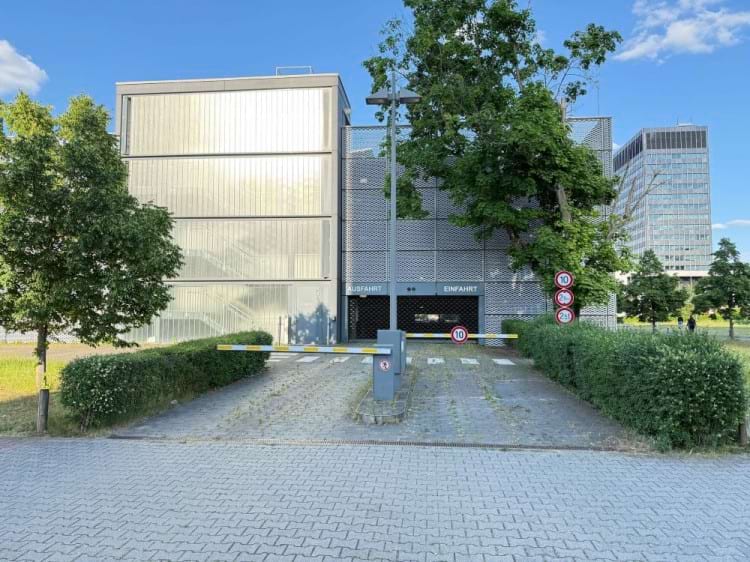 Parkplatz im Parkhaus mit Shuttle Service zum Airport Frankfurt