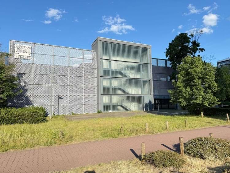 Parken im Parkhaus mit Shuttle Service zum Flughafen Frankfurt
