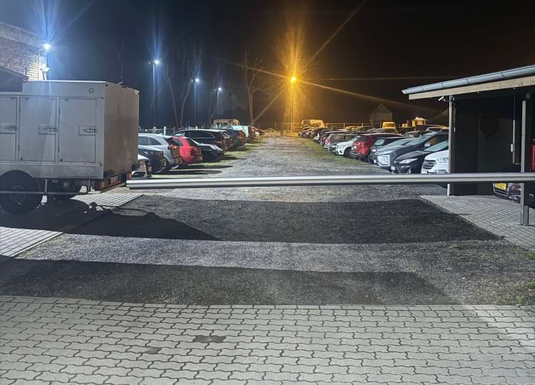 Parkplatz mit Shuttle Service am Flughafen BER Berlin Brandenburg