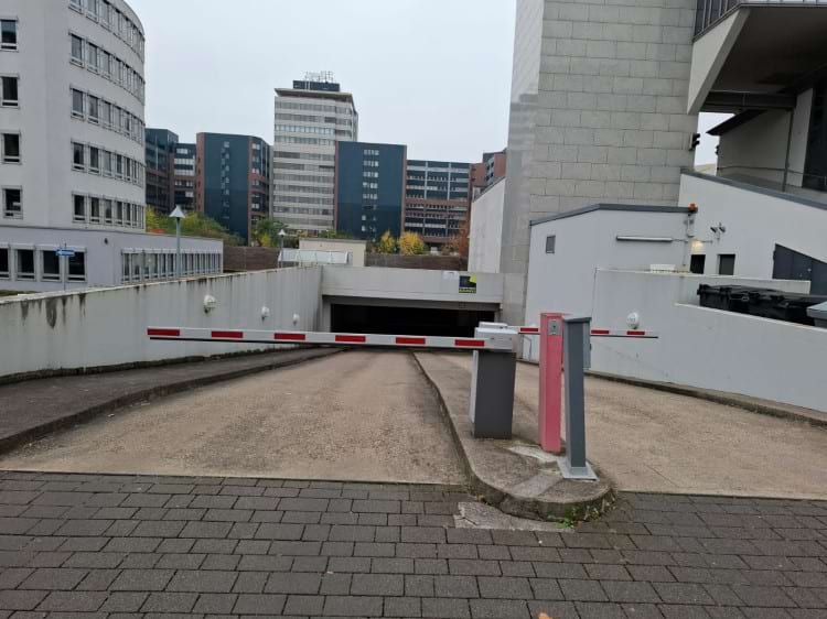 Parkplatz im Parkhaus mit Valet Service am Flughafen Frankfurt