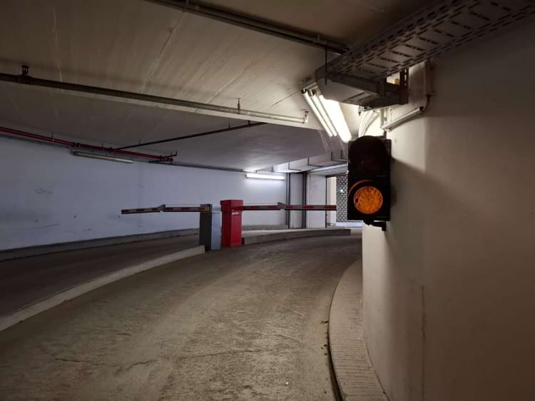 videoüberwachter Parkplatz im Parkhaus mit Valet Service am Flughafen Frankfurt